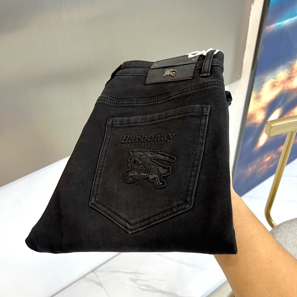 Bur巴宝莉、2025秋冬新品黑色牛仔裤以经典剪裁演绎英伦摩登美学。立体锥形裤腿配合精准的中缝线，塑造利