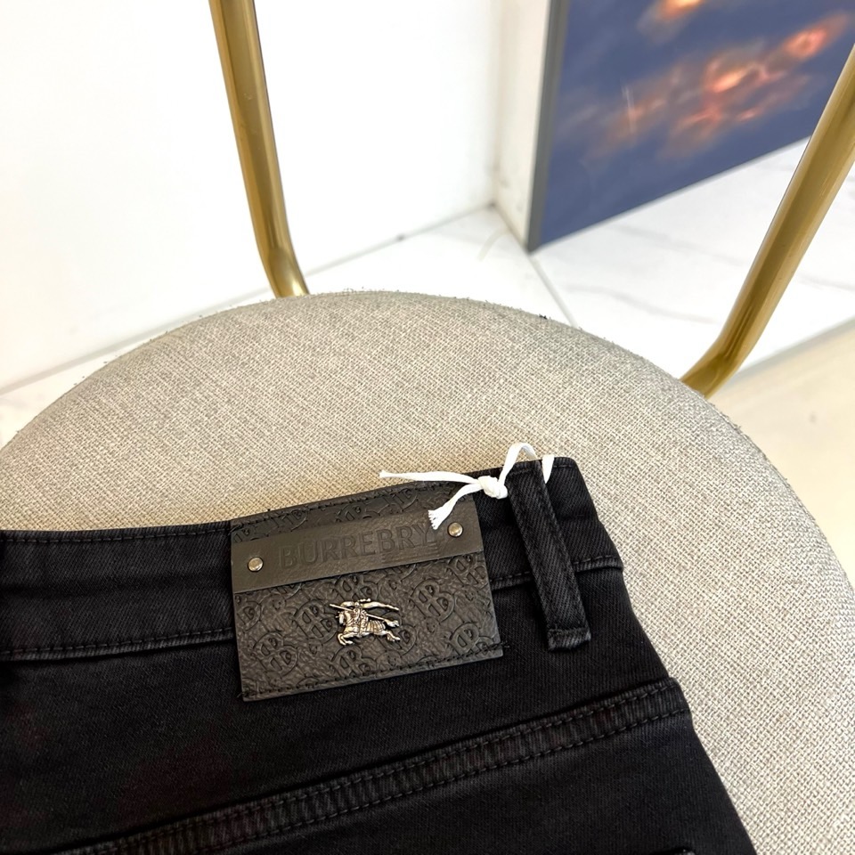 Bur巴宝莉、2025秋冬新品黑色牛仔裤以经典剪裁演绎英伦摩登美学。立体锥形裤腿配合精准的中缝线，塑造利