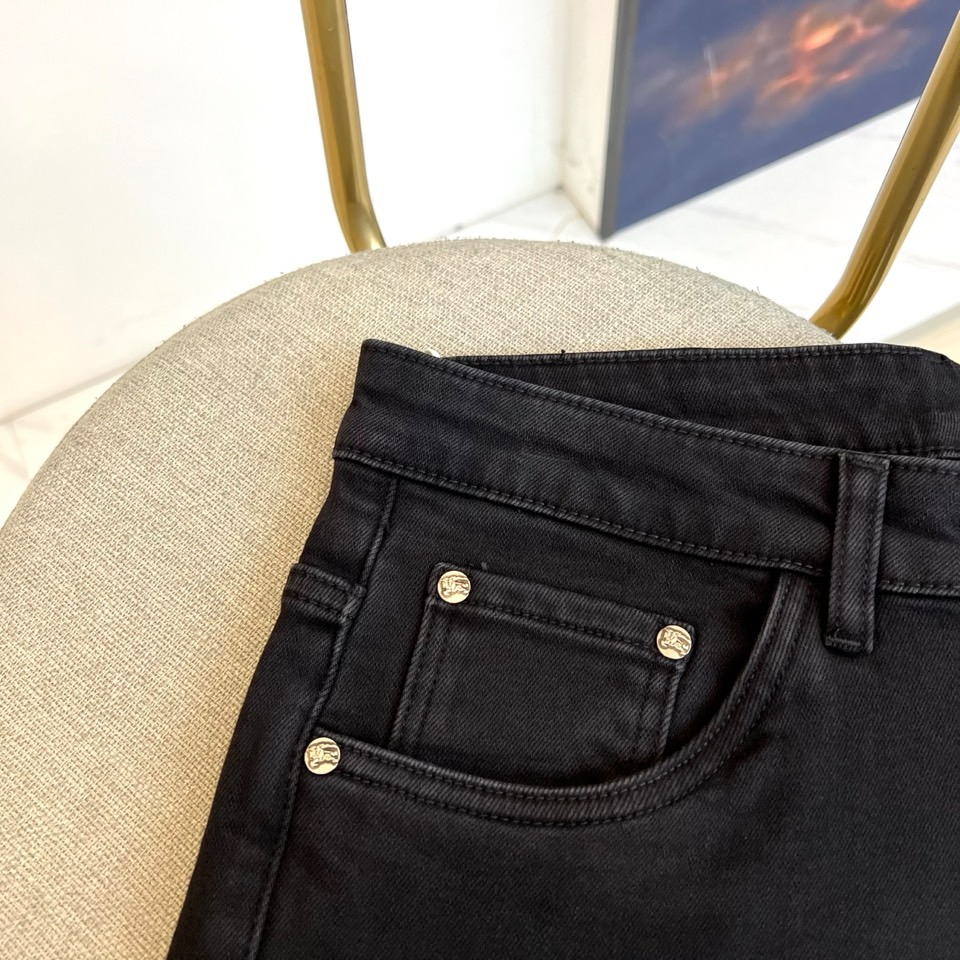 Bur巴宝莉、2025秋冬新品黑色牛仔裤以经典剪裁演绎英伦摩登美学。立体锥形裤腿配合精准的中缝线，塑造利