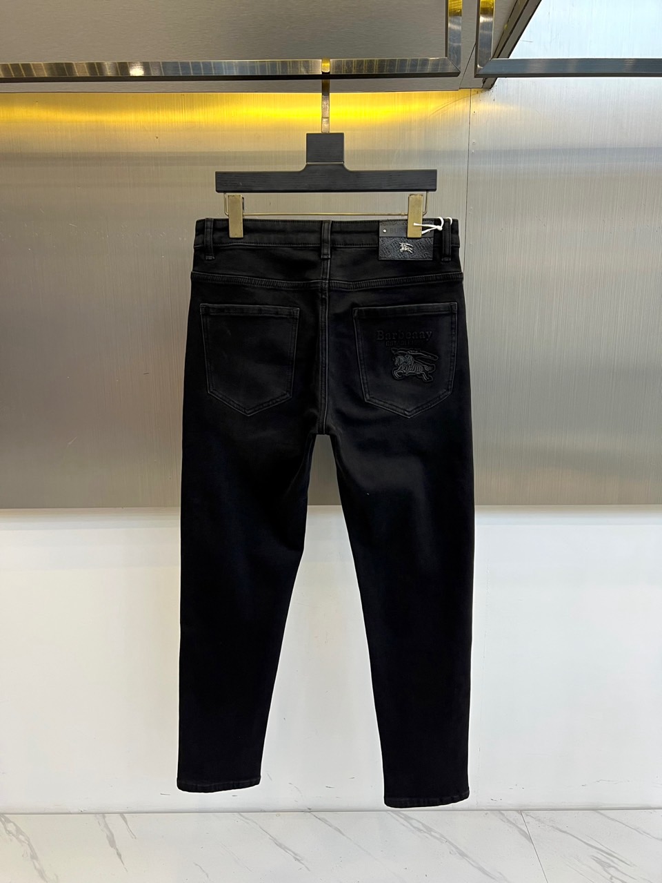 Bur巴宝莉、2025秋冬新品黑色牛仔裤以经典剪裁演绎英伦摩登美学。立体锥形裤腿配合精准的中缝线，塑造利