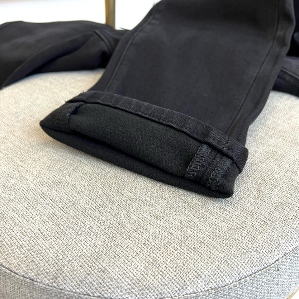 Bur巴宝莉、2025秋冬新品黑色牛仔裤以经典剪裁演绎英伦摩登美学。立体锥形裤腿配合精准的中缝线，塑造利