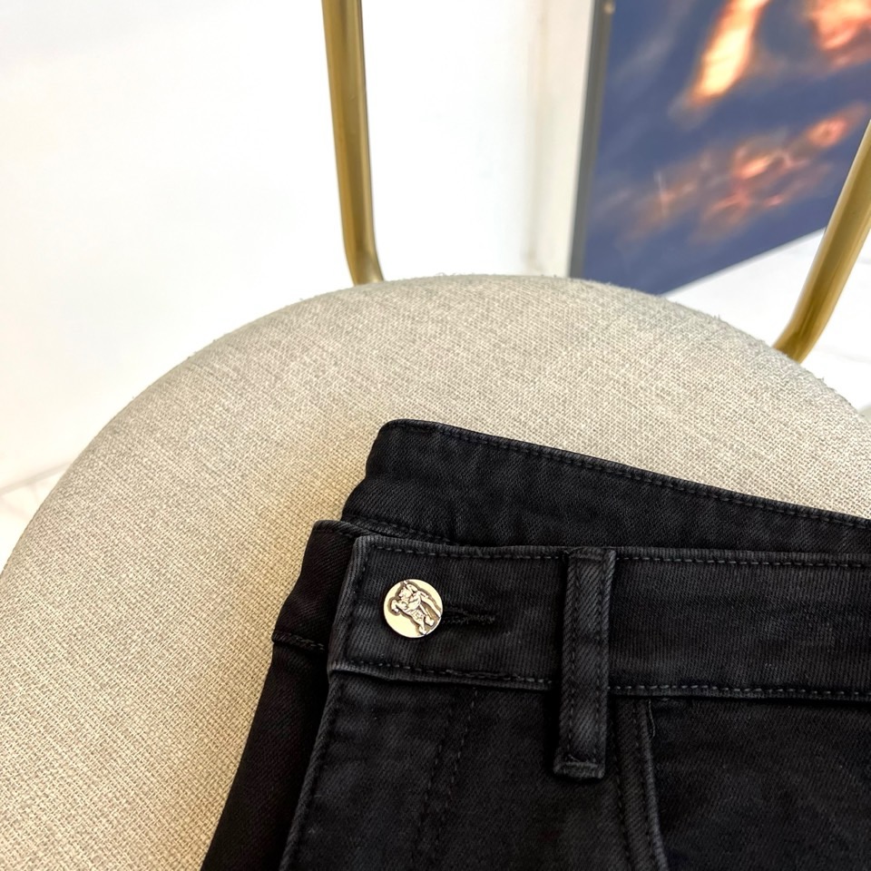 Bur巴宝莉、2025秋冬新品黑色牛仔裤以经典剪裁演绎英伦摩登美学。立体锥形裤腿配合精准的中缝线，塑造利