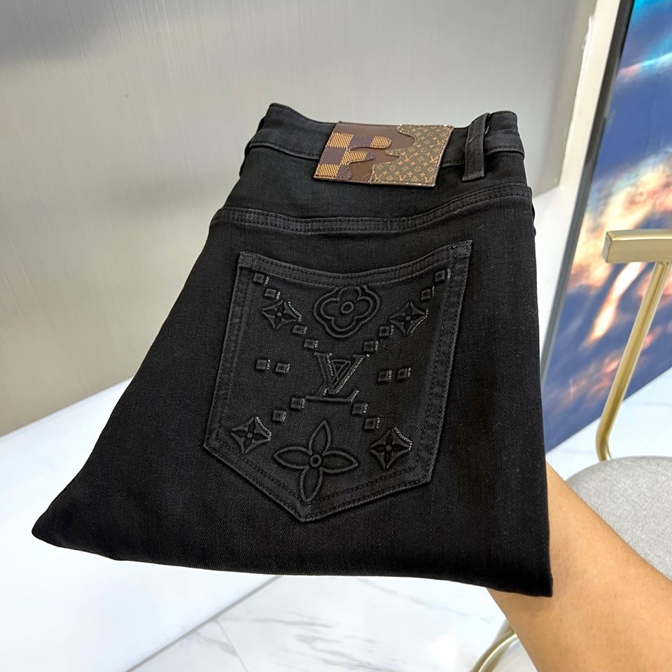 1v威登、2025秋冬新品浮雕徽章牛仔裤。这款黑色牛仔裤采用修身九分裤型设计，后袋饰以品牌标志性浮雕徽章