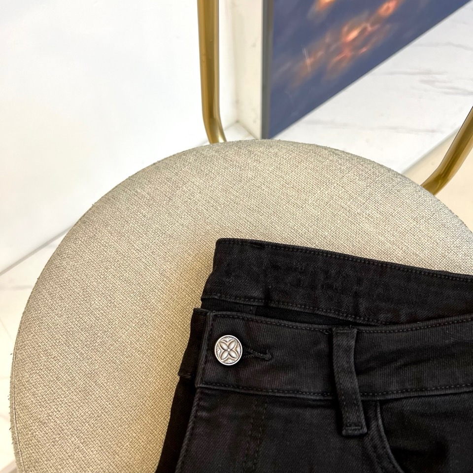 1v威登、2025秋冬新品浮雕徽章牛仔裤。这款黑色牛仔裤采用修身九分裤型设计，后袋饰以品牌标志性浮雕徽章