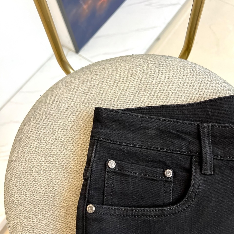 Fend芬迪、2025秋冬新品黑色牛仔裤，以经典黑色演绎意式奢华美学。这款牛仔裤采用修身剪裁设计，后腰处