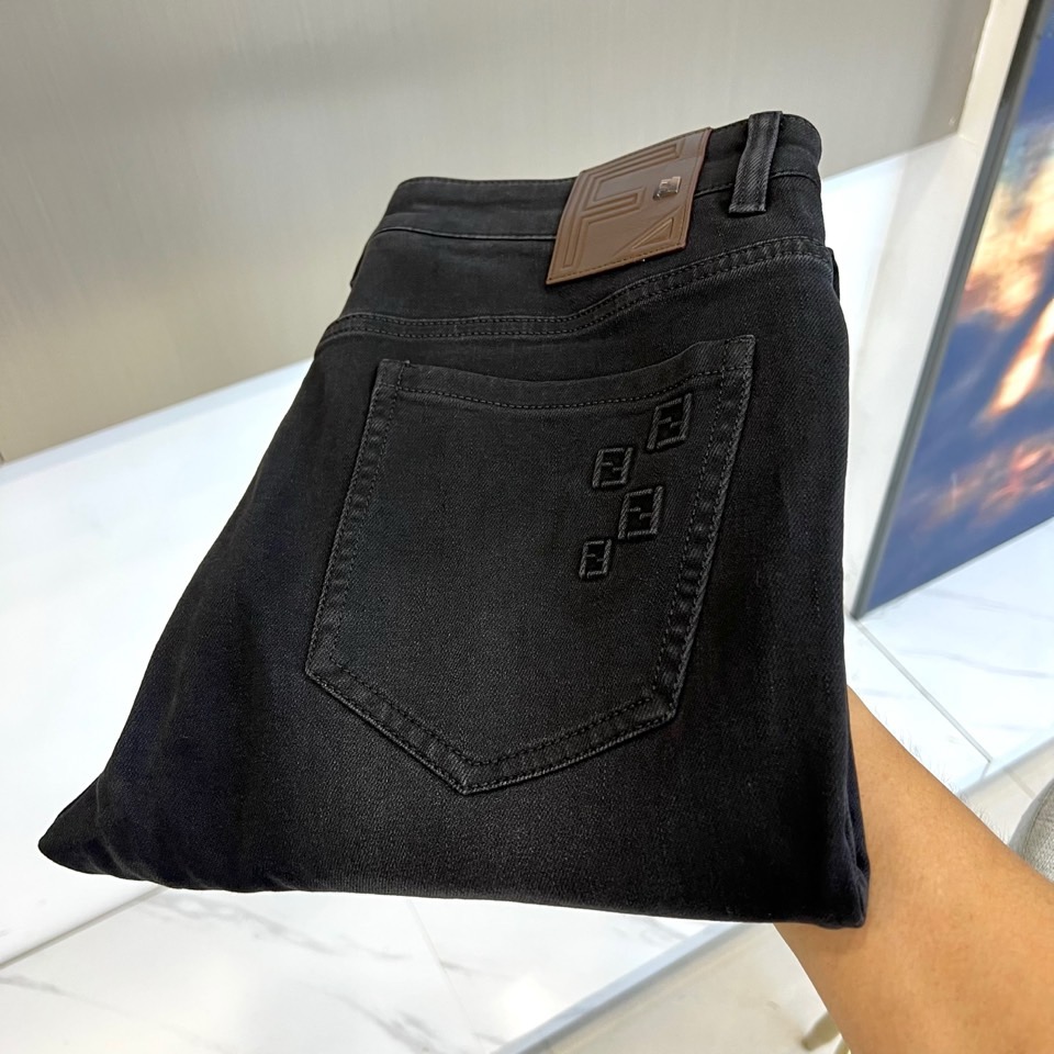 Fend芬迪、2025秋冬新品黑色牛仔裤，以经典黑色演绎意式奢华美学。这款牛仔裤采用修身剪裁设计，后腰处