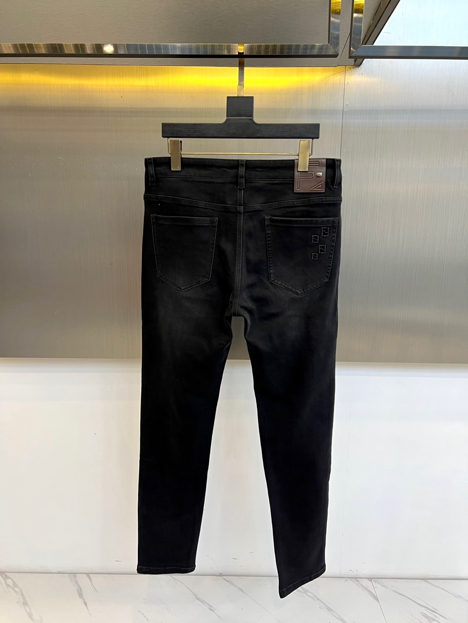 Fend芬迪、2025秋冬新品黑色牛仔裤，以经典黑色演绎意式奢华美学。这款牛仔裤采用修身剪裁设计，后腰处