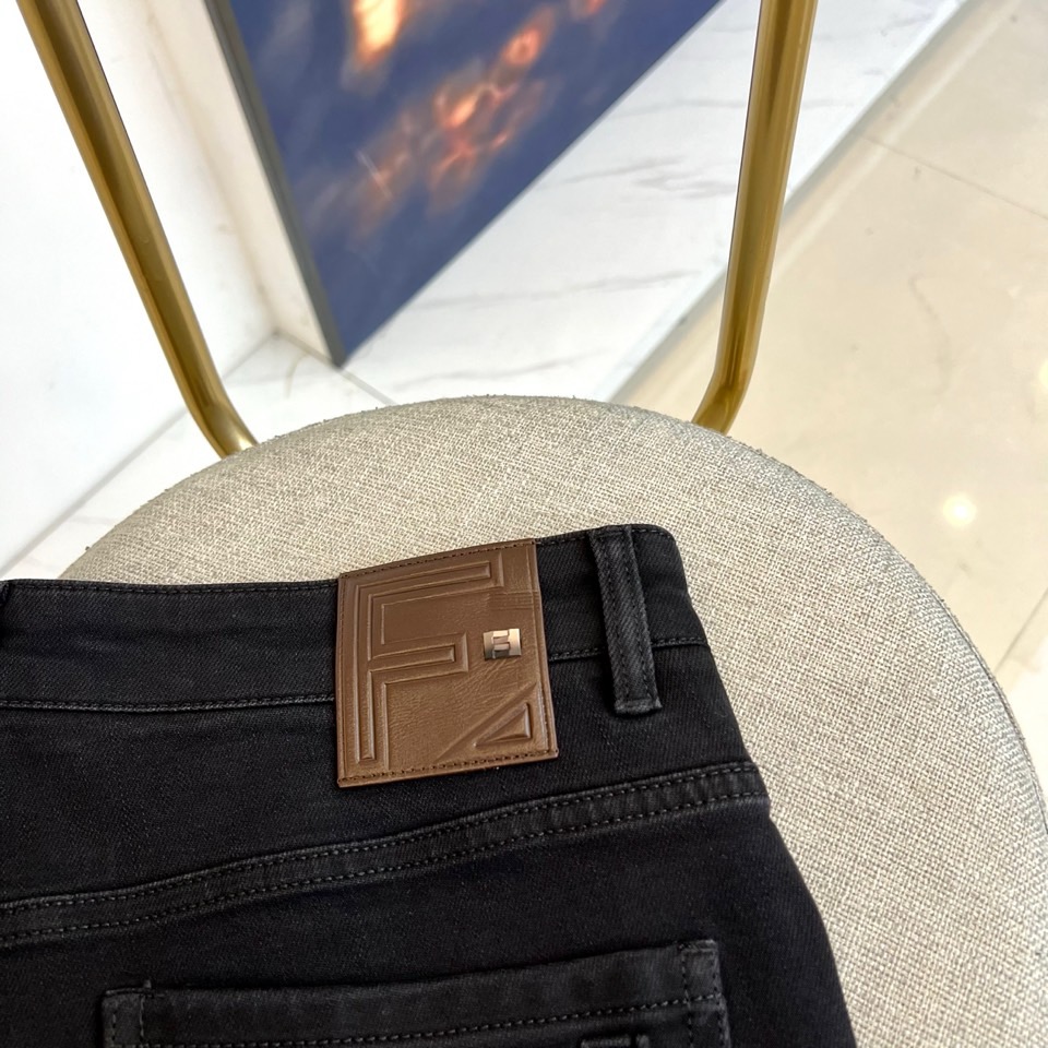 Fend芬迪、2025秋冬新品黑色牛仔裤，以经典黑色演绎意式奢华美学。这款牛仔裤采用修身剪裁设计，后腰处