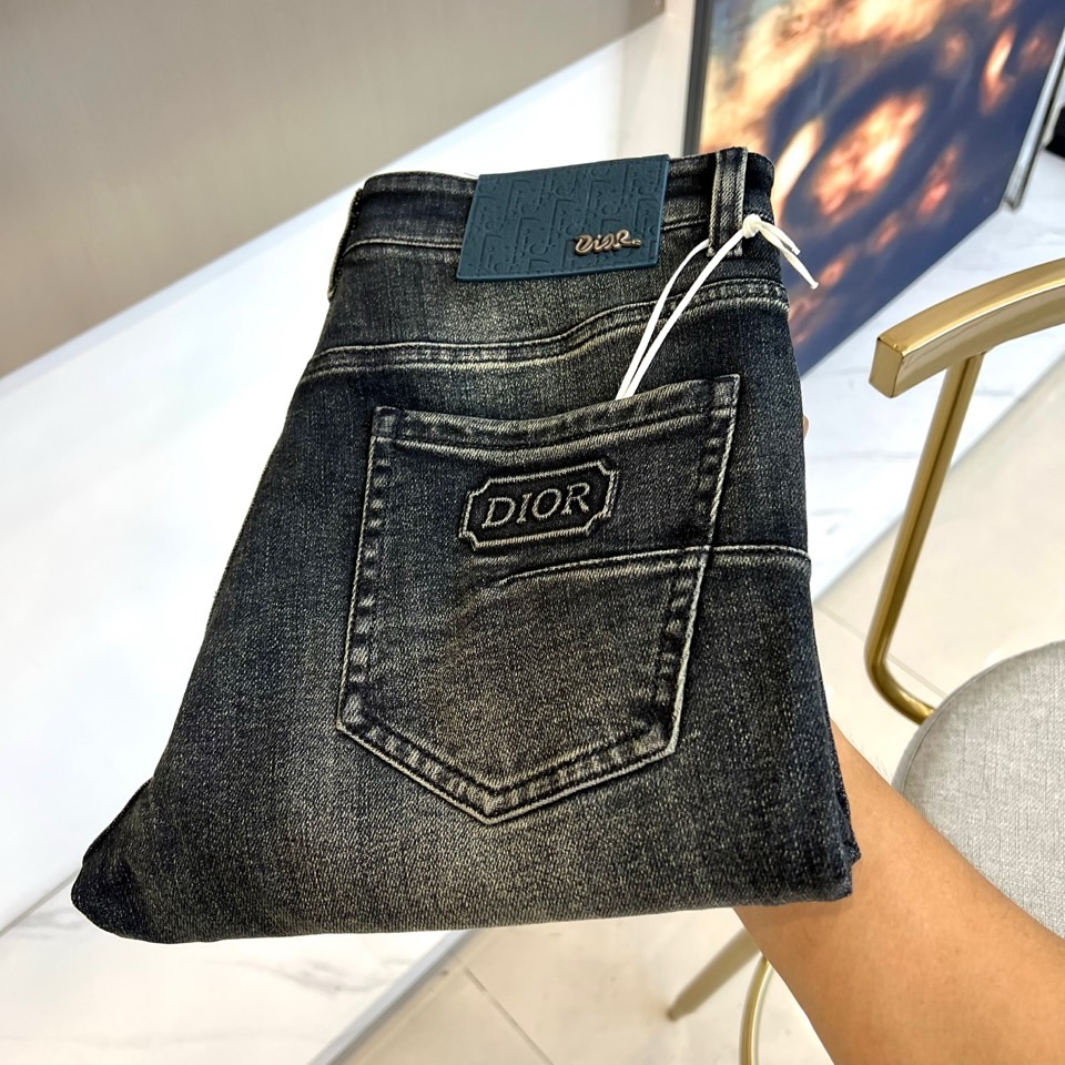 DIO迪奥、2025秋冬新品男士牛仔裤，以深灰色水洗牛仔布演绎现代奢华风尚。直筒剪裁呈现经典版型，后袋装