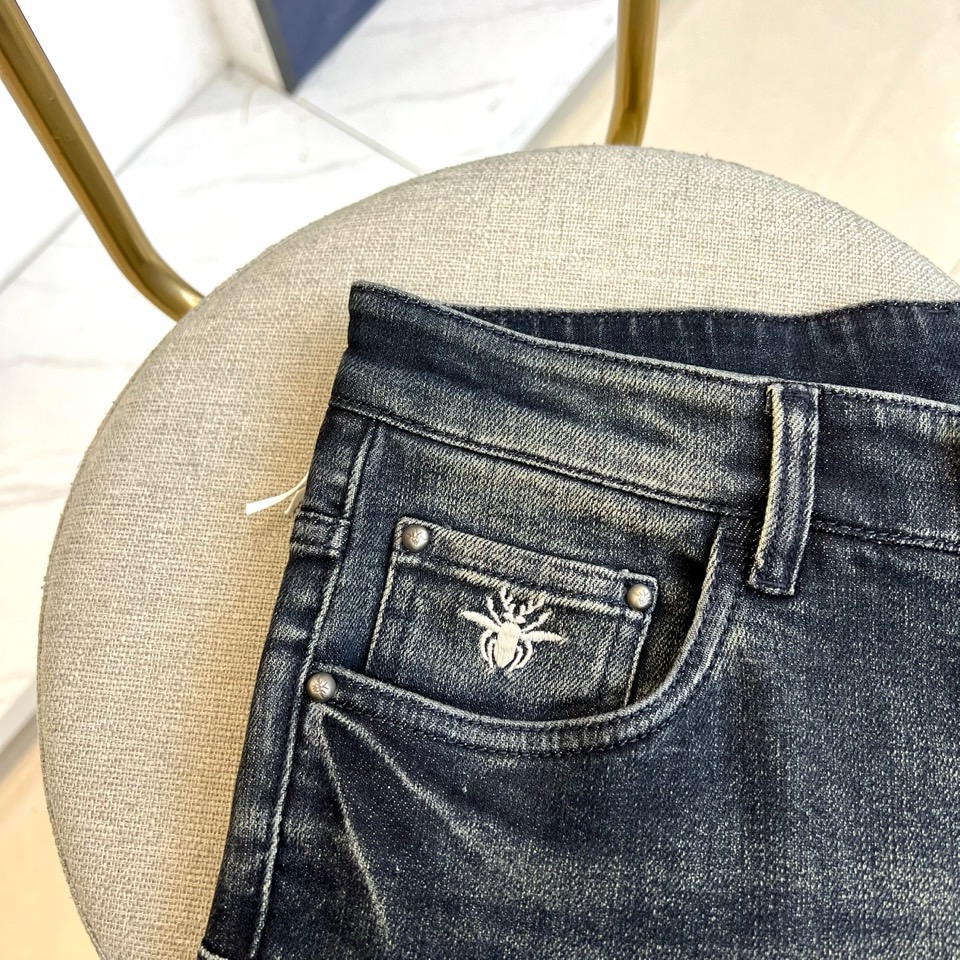 DIO迪奥、2025秋冬新品男士牛仔裤，以深灰色水洗牛仔布演绎现代奢华风尚。直筒剪裁呈现经典版型，后袋装