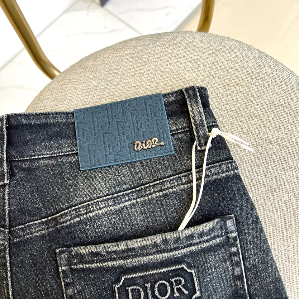 DIO迪奥、2025秋冬新品男士牛仔裤，以深灰色水洗牛仔布演绎现代奢华风尚。直筒剪裁呈现经典版型，后袋装