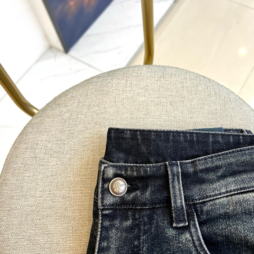 DIO迪奥、2025秋冬新品男士牛仔裤，以深灰色水洗牛仔布演绎现代奢华风尚。直筒剪裁呈现经典版型，后袋装