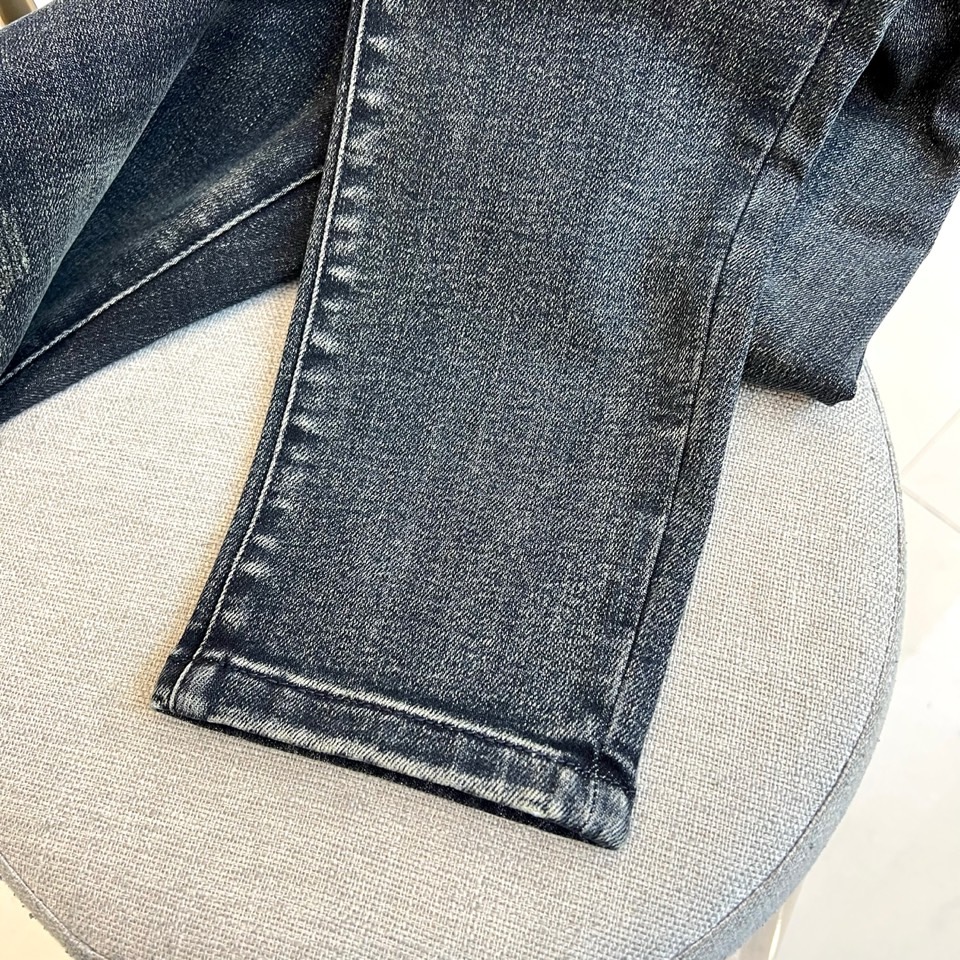 DIO迪奥、2025秋冬新品男士牛仔裤，以深灰色水洗牛仔布演绎现代奢华风尚。直筒剪裁呈现经典版型，后袋装