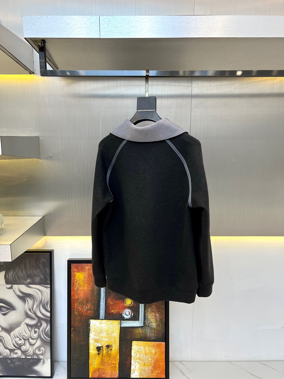 HERMÈS 爱马仕、2025秋冬新品黑色半高领拉链卫衣，以创新空气层面料诠释暗黑奢华美学。采用独家双层