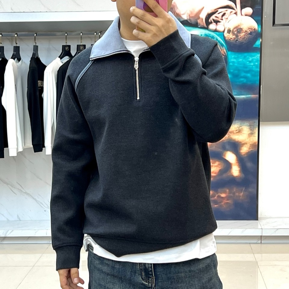 HERMÈS 爱马仕、2025秋冬新品黑色半高领拉链卫衣，以创新空气层面料诠释暗黑奢华美学。采用独家双层