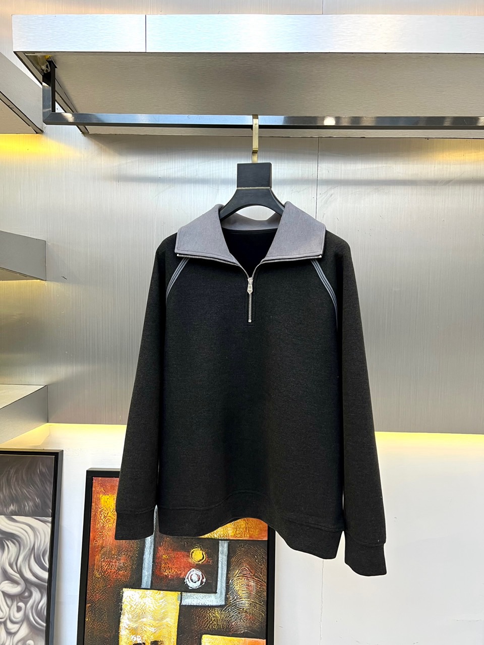 HERMÈS 爱马仕、2025秋冬新品黑色半高领拉链卫衣，以创新空气层面料诠释暗黑奢华美学。采用独家双层