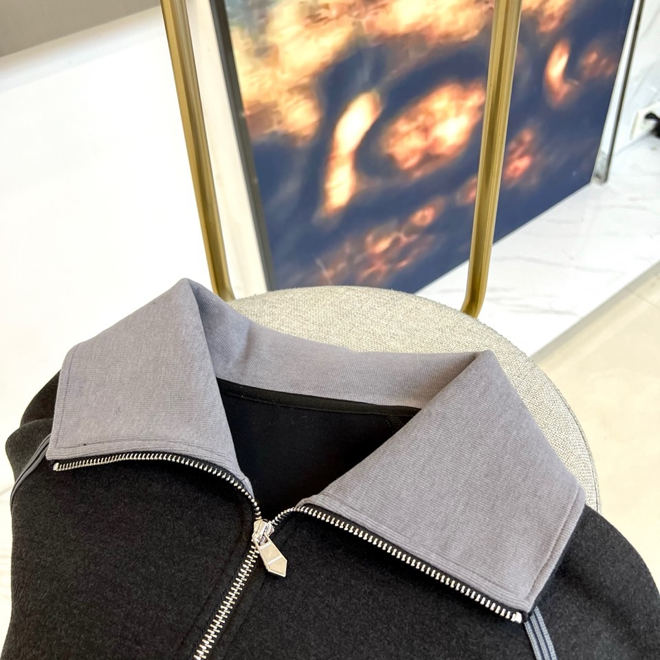 HERMÈS 爱马仕、2025秋冬新品黑色半高领拉链卫衣，以创新空气层面料诠释暗黑奢华美学。采用独家双层
