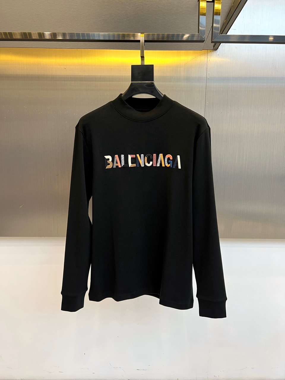 Ba巴黎世家、2025秋冬新品莫代尔长袖上衣，通过半高领设计勾勒出简约摩登的轮廓。衣身采用高品质莫代尔面