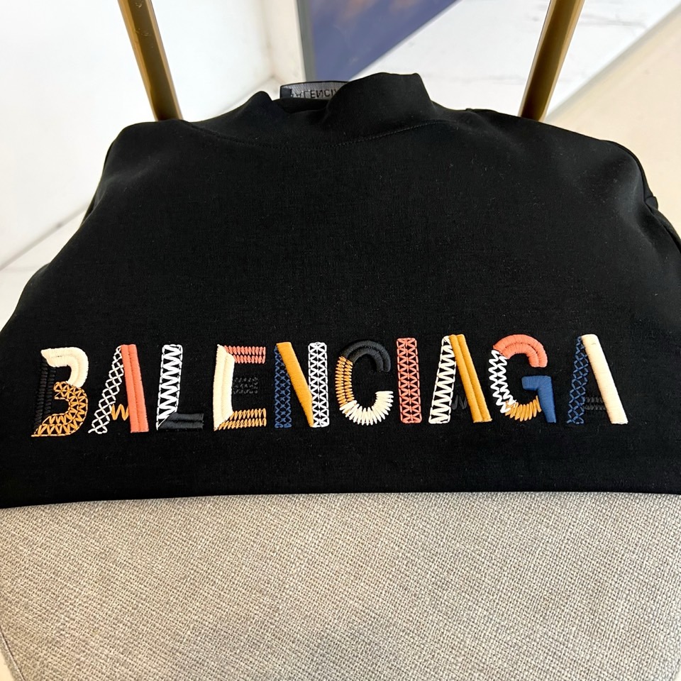 Ba巴黎世家、2025秋冬新品莫代尔长袖上衣，通过半高领设计勾勒出简约摩登的轮廓。衣身采用高品质莫代尔面