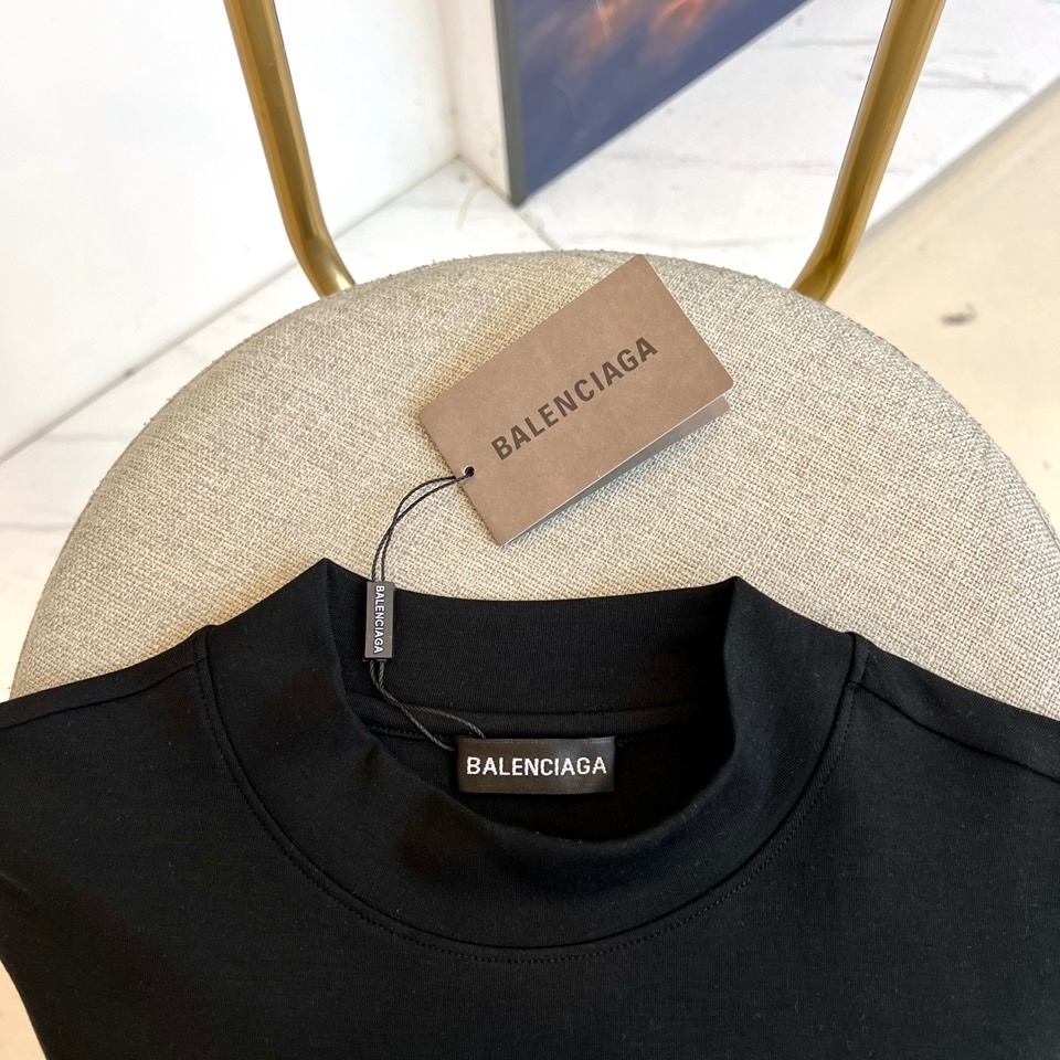 Ba巴黎世家、2025秋冬新品莫代尔长袖上衣，通过半高领设计勾勒出简约摩登的轮廓。衣身采用高品质莫代尔面