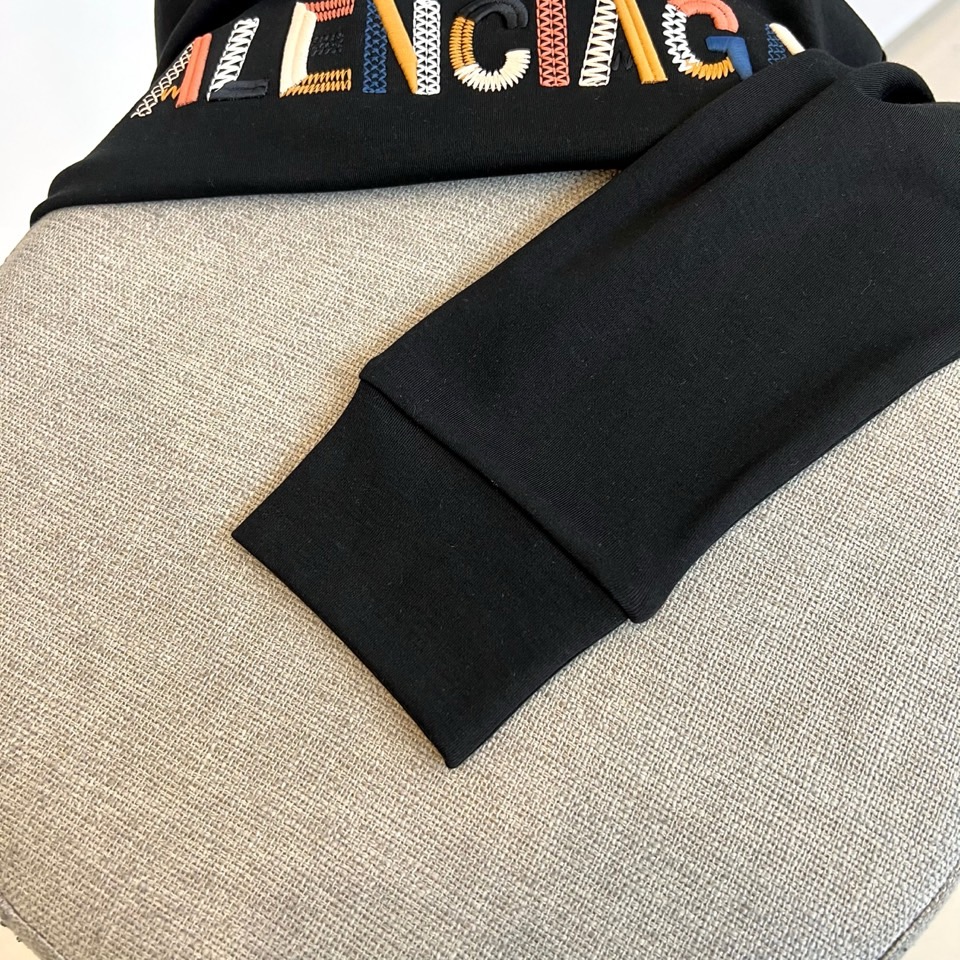 Ba巴黎世家、2025秋冬新品莫代尔长袖上衣，通过半高领设计勾勒出简约摩登的轮廓。衣身采用高品质莫代尔面