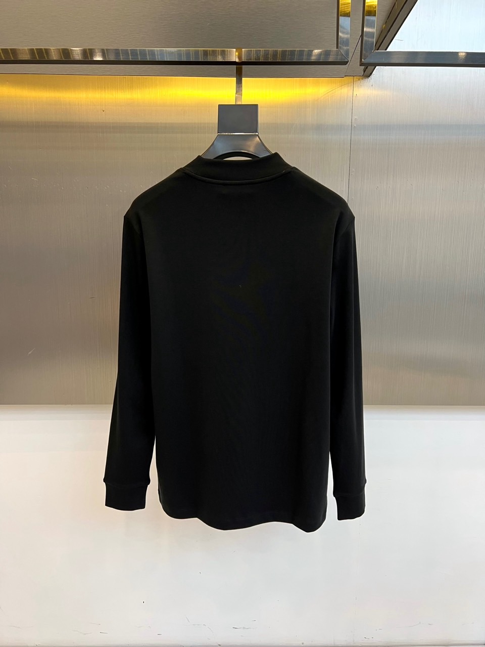 Ba巴黎世家、2025秋冬新品莫代尔长袖上衣，通过半高领设计勾勒出简约摩登的轮廓。衣身采用高品质莫代尔面