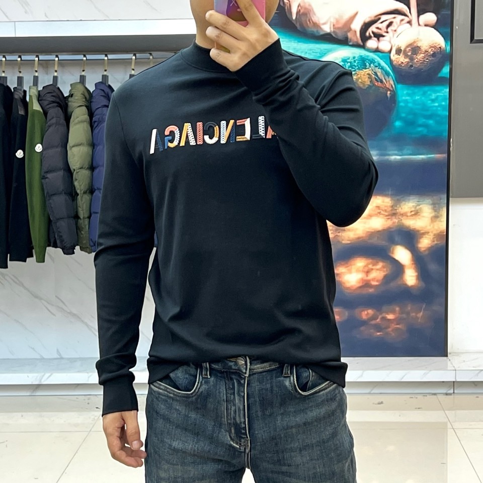 Ba巴黎世家、2025秋冬新品莫代尔长袖上衣，通过半高领设计勾勒出简约摩登的轮廓。衣身采用高品质莫代尔面