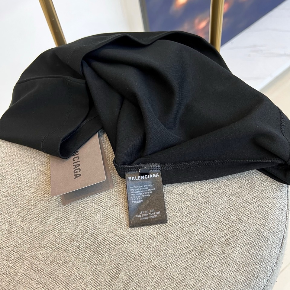 Ba巴黎世家、2025秋冬新品莫代尔长袖上衣，通过半高领设计勾勒出简约摩登的轮廓。衣身采用高品质莫代尔面