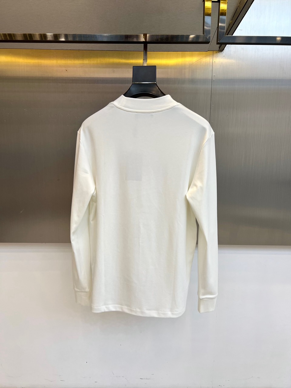 Ba巴黎世家、2025秋冬新品莫代尔长袖上衣，通过半高领设计勾勒出简约摩登的轮廓。衣身采用高品质莫代尔面