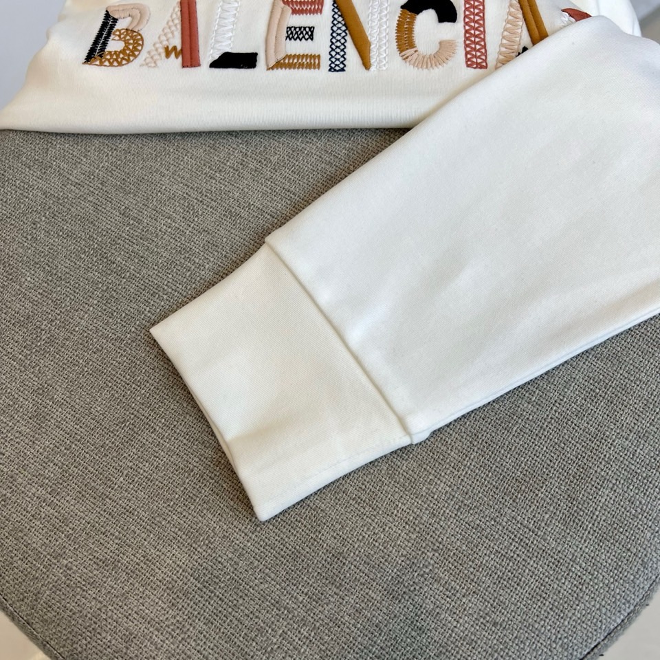 Ba巴黎世家、2025秋冬新品莫代尔长袖上衣，通过半高领设计勾勒出简约摩登的轮廓。衣身采用高品质莫代尔面