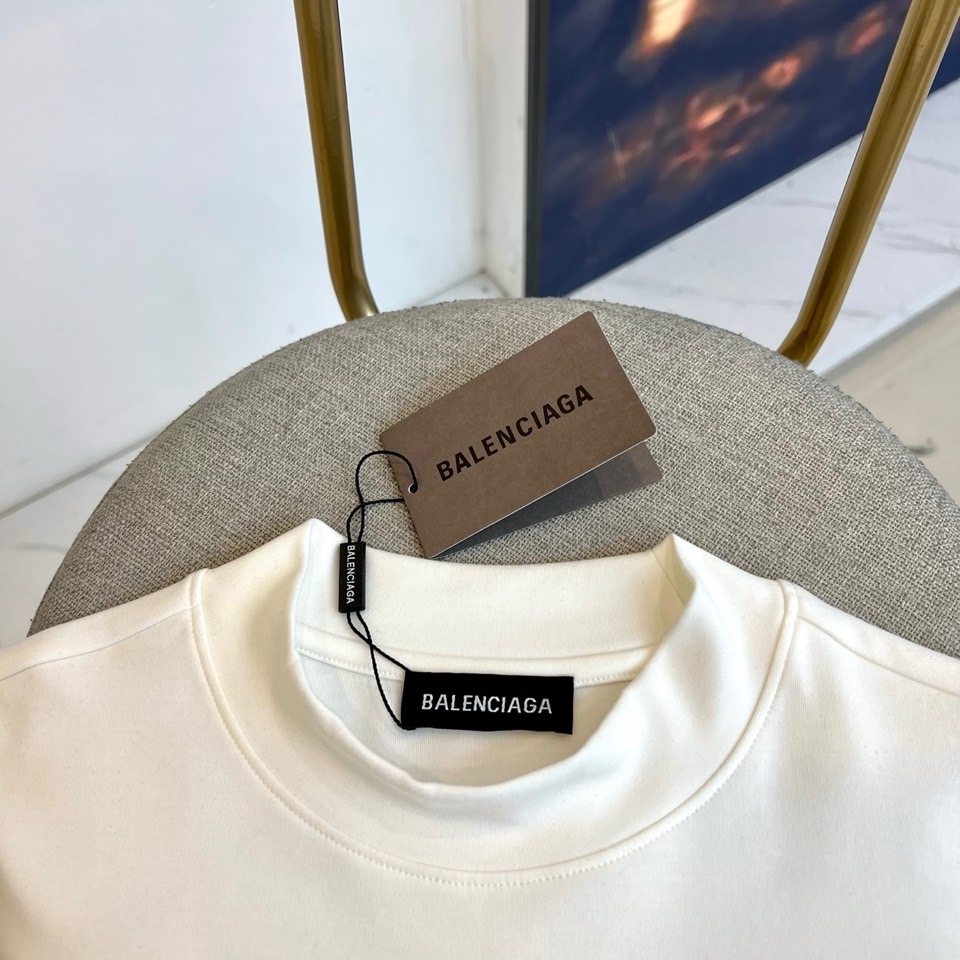 Ba巴黎世家、2025秋冬新品莫代尔长袖上衣，通过半高领设计勾勒出简约摩登的轮廓。衣身采用高品质莫代尔面