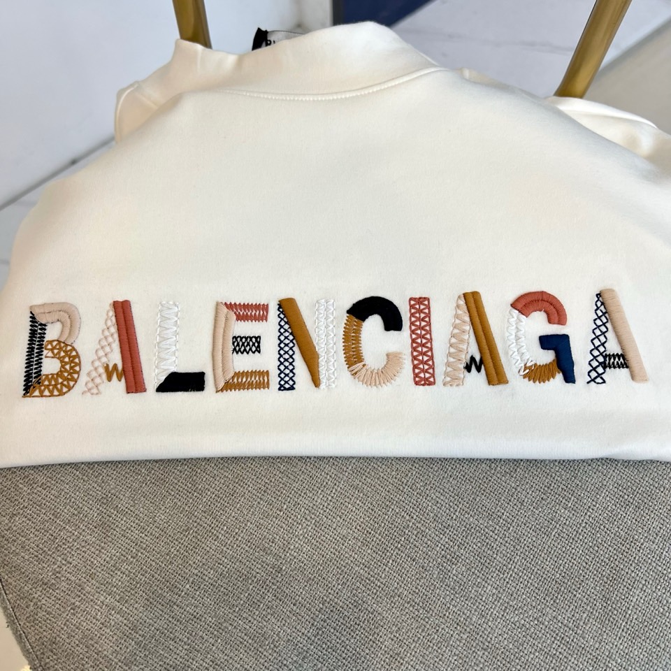 Ba巴黎世家、2025秋冬新品莫代尔长袖上衣，通过半高领设计勾勒出简约摩登的轮廓。衣身采用高品质莫代尔面