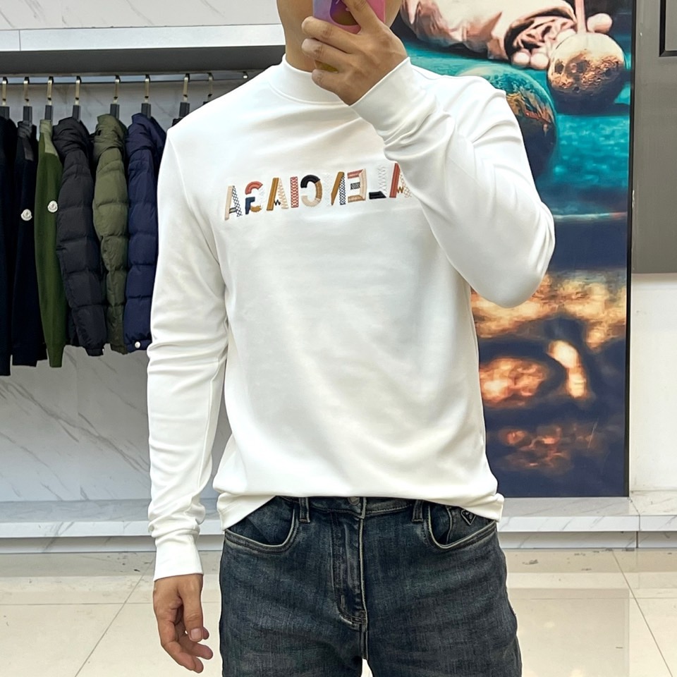 Ba巴黎世家、2025秋冬新品莫代尔长袖上衣，通过半高领设计勾勒出简约摩登的轮廓。衣身采用高品质莫代尔面