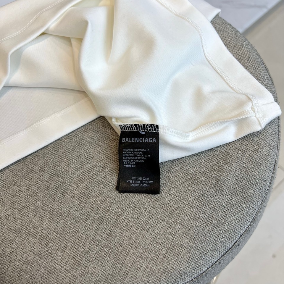 Ba巴黎世家、2025秋冬新品莫代尔长袖上衣，通过半高领设计勾勒出简约摩登的轮廓。衣身采用高品质莫代尔面