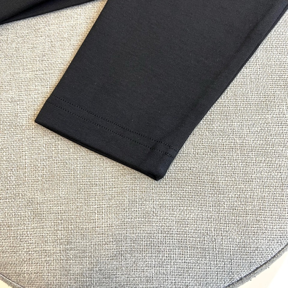 Mon蒙口、2025秋冬新品长袖T恤，以极简圆领设计诠释都市休闲美学。款式采用经典廓形，胸前点缀品牌标志