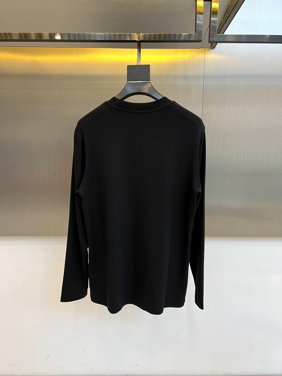 Mon蒙口、2025秋冬新品长袖T恤，以极简圆领设计诠释都市休闲美学。款式采用经典廓形，胸前点缀品牌标志