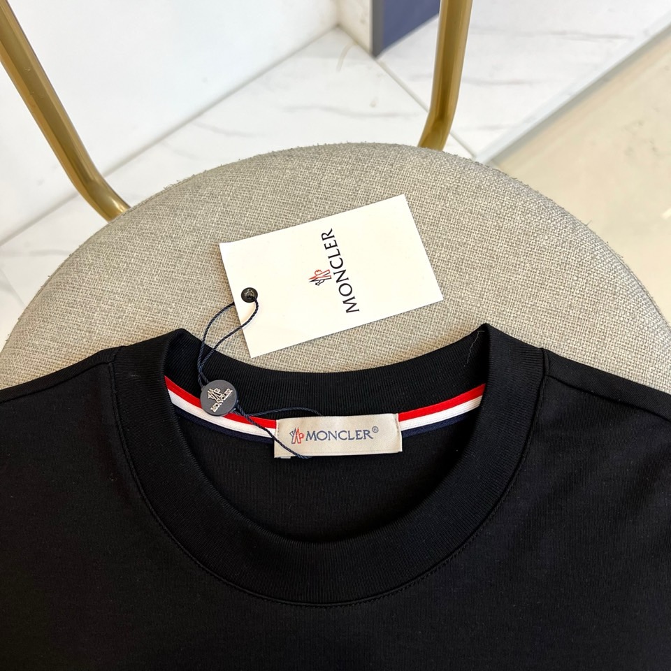 Mon蒙口、2025秋冬新品长袖T恤，以极简圆领设计诠释都市休闲美学。款式采用经典廓形，胸前点缀品牌标志
