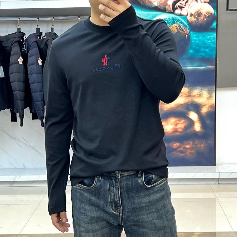 Mon蒙口、2025秋冬新品长袖T恤，以极简圆领设计诠释都市休闲美学。款式采用经典廓形，胸前点缀品牌标志