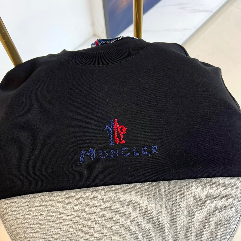 Mon蒙口、2025秋冬新品长袖T恤，以极简圆领设计诠释都市休闲美学。款式采用经典廓形，胸前点缀品牌标志