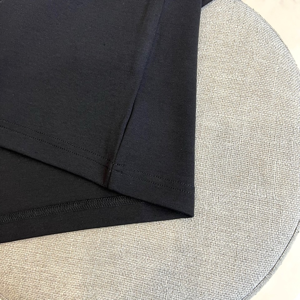 Mon蒙口、2025秋冬新品长袖T恤，以极简圆领设计诠释都市休闲美学。款式采用经典廓形，胸前点缀品牌标志