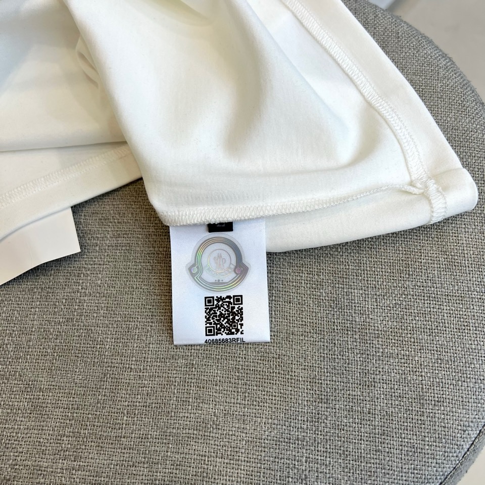 Mon蒙口、2025秋冬新品长袖T恤，以极简圆领设计诠释都市休闲美学。款式采用经典廓形，胸前点缀品牌标志