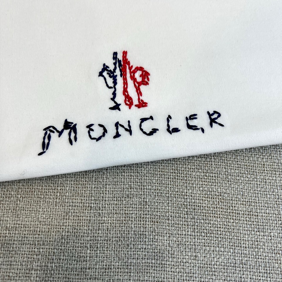 Mon蒙口、2025秋冬新品长袖T恤，以极简圆领设计诠释都市休闲美学。款式采用经典廓形，胸前点缀品牌标志