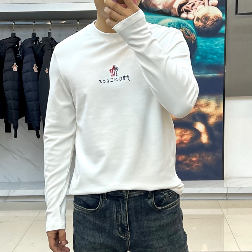 Mon蒙口、2025秋冬新品长袖T恤，以极简圆领设计诠释都市休闲美学。款式采用经典廓形，胸前点缀品牌标志