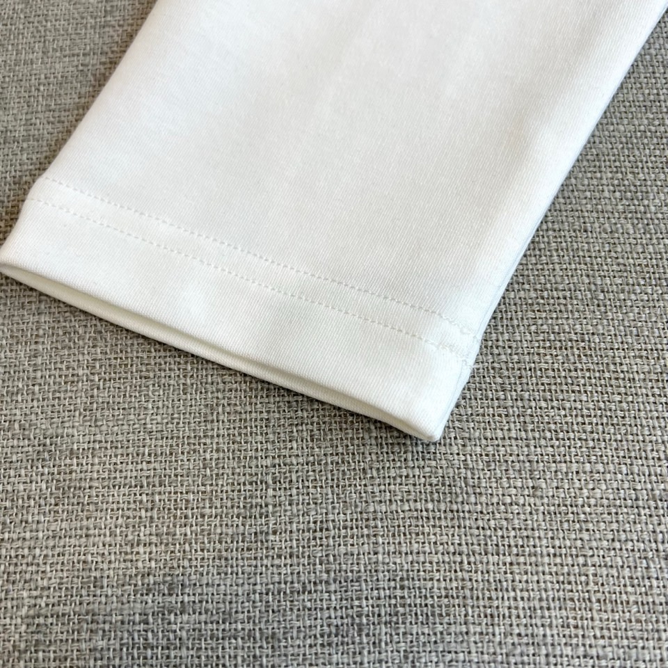 Mon蒙口、2025秋冬新品长袖T恤，以极简圆领设计诠释都市休闲美学。款式采用经典廓形，胸前点缀品牌标志