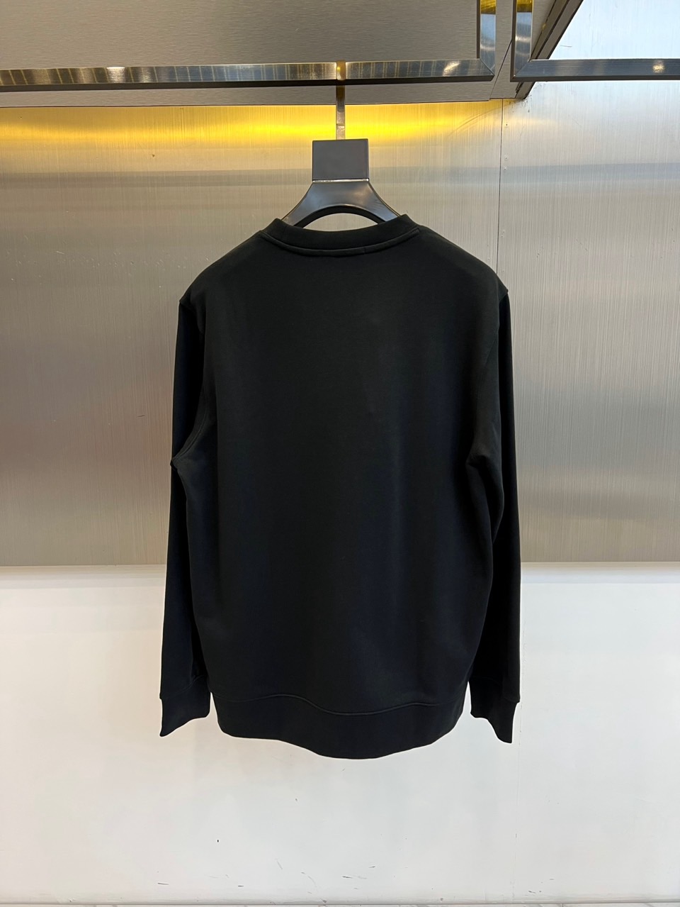 Gucc古驰、2025秋冬新品白色圆领卫衣，以极简纯白底色演绎永恒经典。宽松版型搭配罗纹圆领与袖口，确保