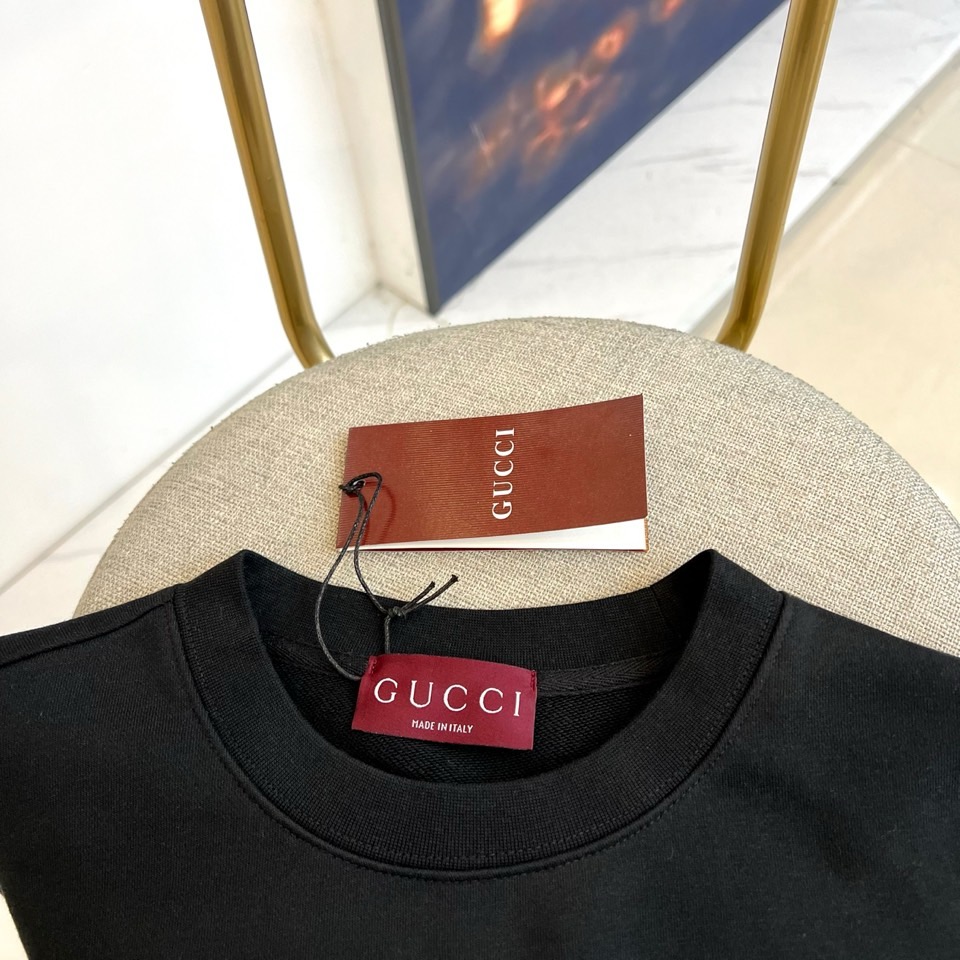 Gucc古驰、2025秋冬新品白色圆领卫衣，以极简纯白底色演绎永恒经典。宽松版型搭配罗纹圆领与袖口，确保