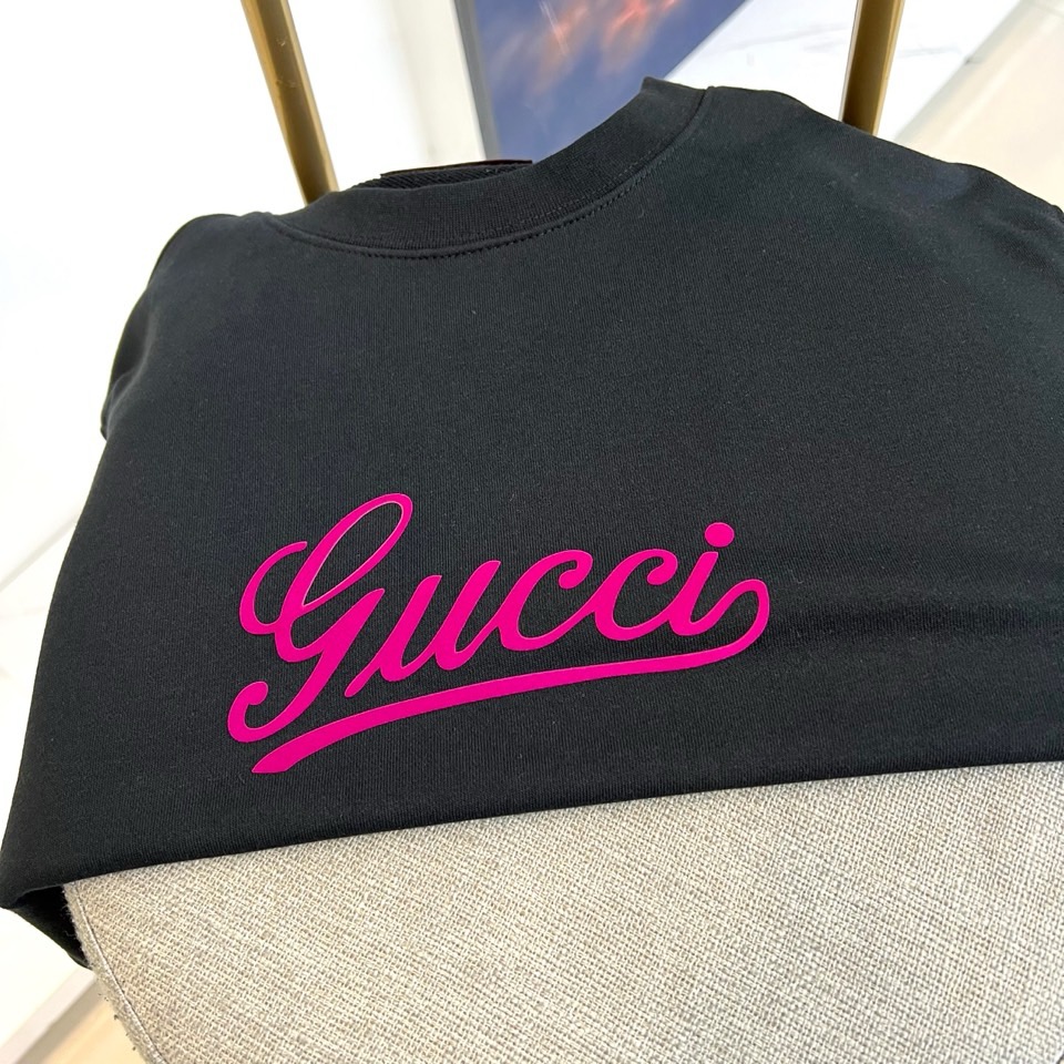 Gucc古驰、2025秋冬新品白色圆领卫衣，以极简纯白底色演绎永恒经典。宽松版型搭配罗纹圆领与袖口，确保