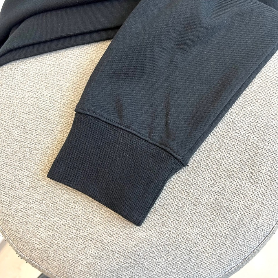 Gucc古驰、2025秋冬新品白色圆领卫衣，以极简纯白底色演绎永恒经典。宽松版型搭配罗纹圆领与袖口，确保