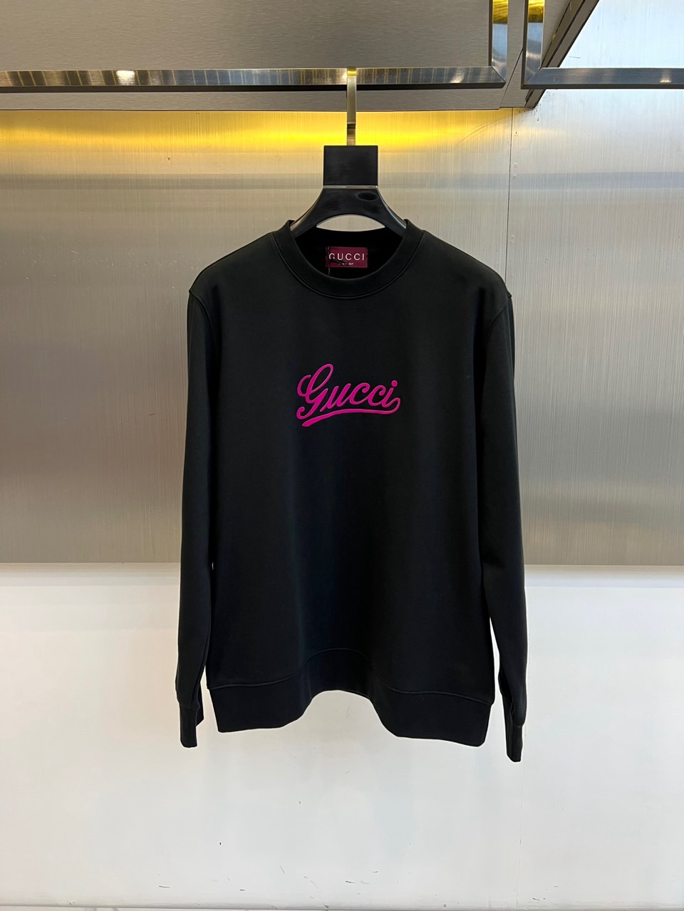 Gucc古驰、2025秋冬新品白色圆领卫衣，以极简纯白底色演绎永恒经典。宽松版型搭配罗纹圆领与袖口，确保