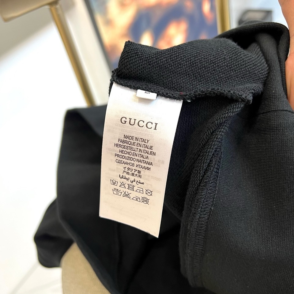 Gucc古驰、2025秋冬新品白色圆领卫衣，以极简纯白底色演绎永恒经典。宽松版型搭配罗纹圆领与袖口，确保